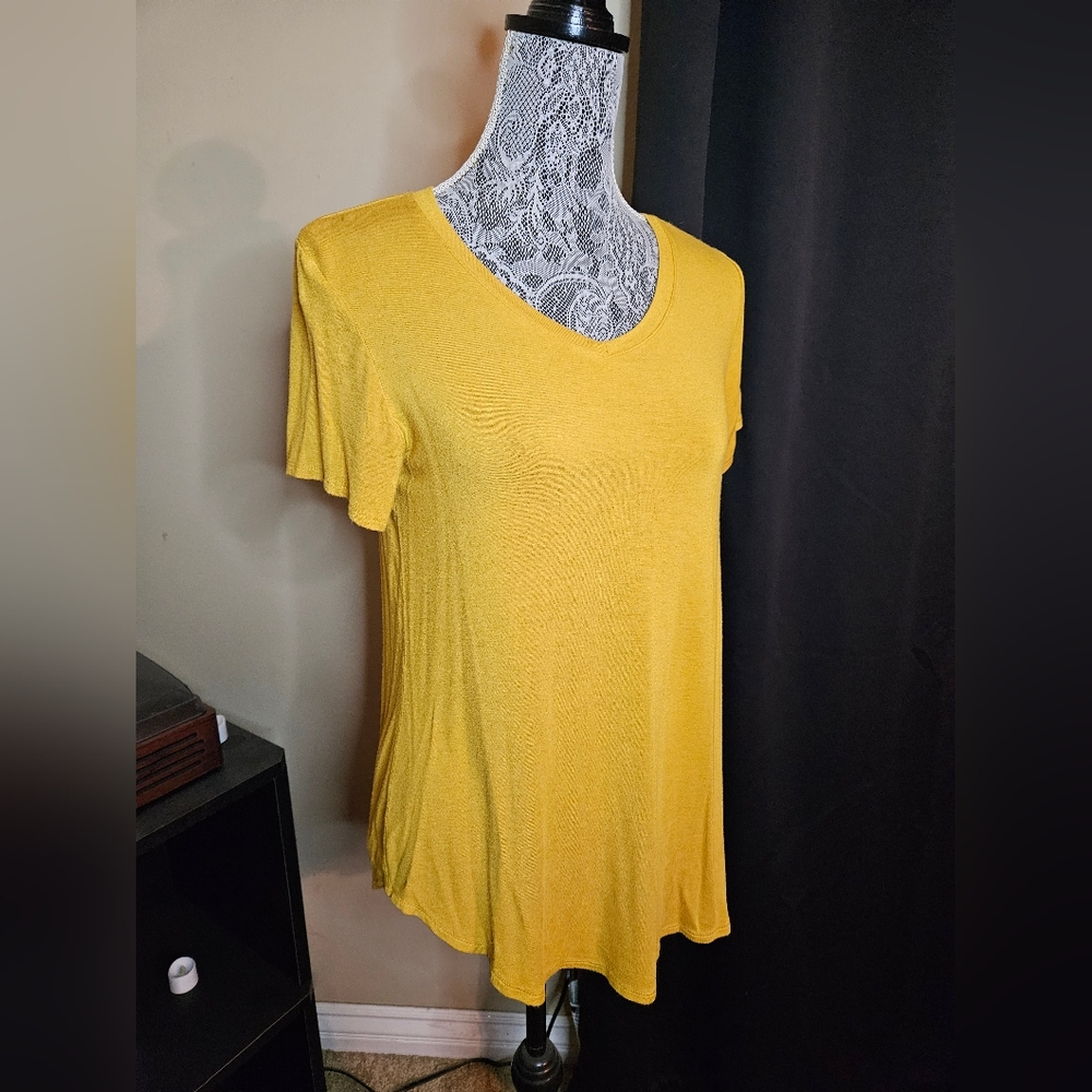 Flowy Tee - Picture 2 of 3